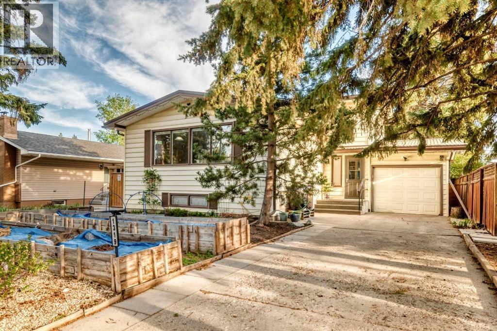 House for Sale in 1319 104 Avenue SW|Calgary, Alberta T2W0A7