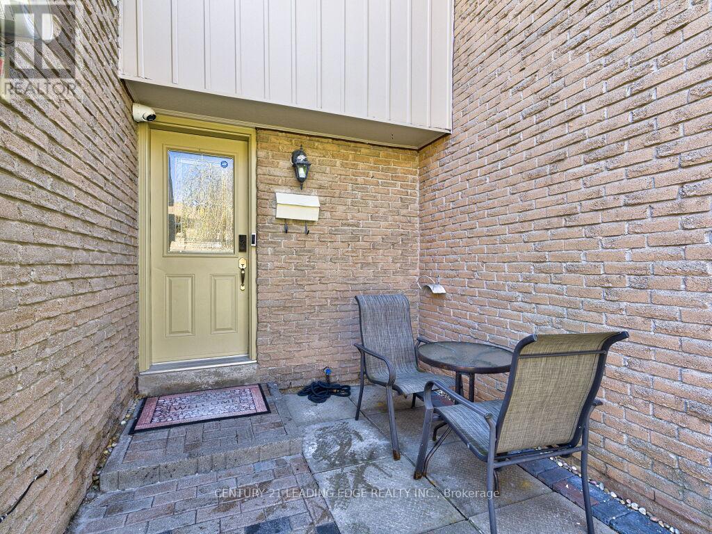 Row / Townhouse for Sale in 56 - 1552 LANCASTER DRIVE|Oakville (FA Falgarwood), Ontario L6H2Z4 3