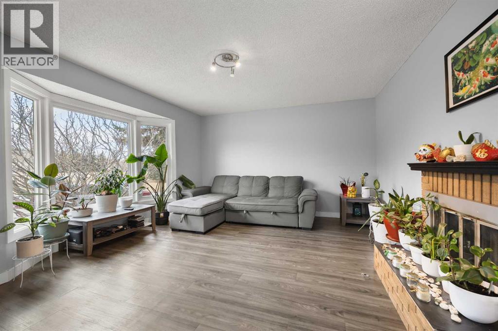 House for Sale in 23 Edgedale Road NW|Calgary, Alberta T3A2P6 5