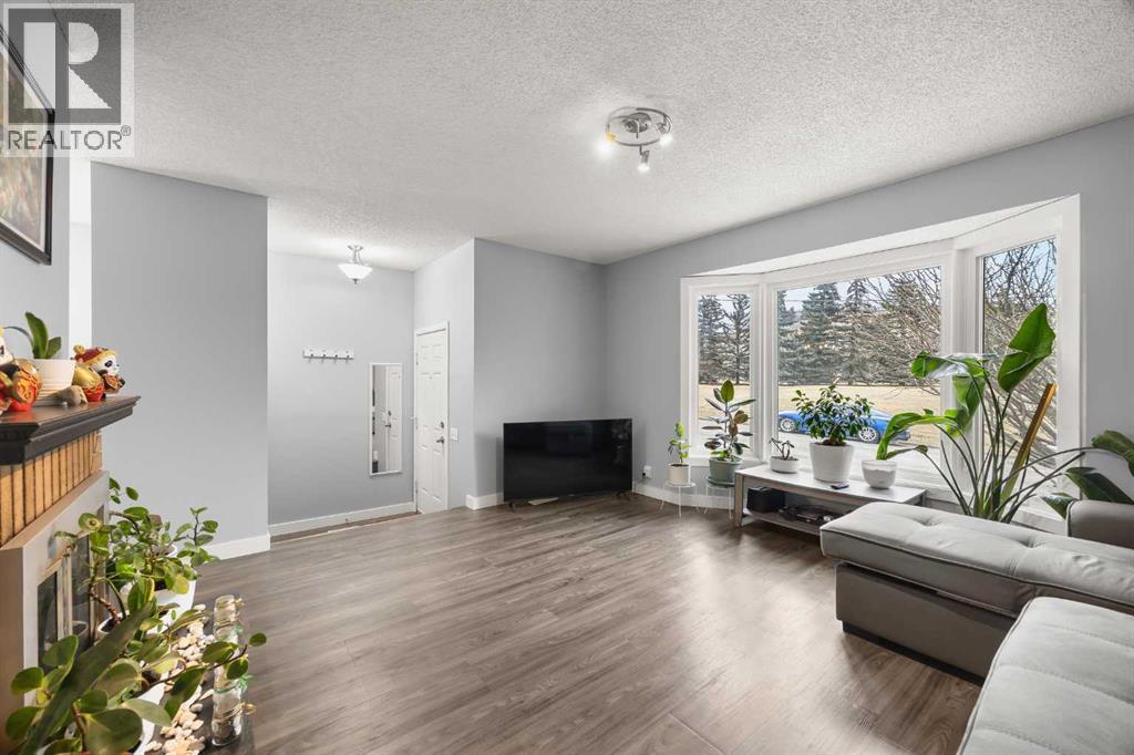House for Sale in 23 Edgedale Road NW|Calgary, Alberta T3A2P6 2