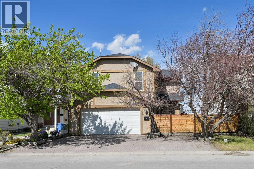House for Sale in 44 Coach Manor Rise SW|Calgary, Alberta T3H1C4
