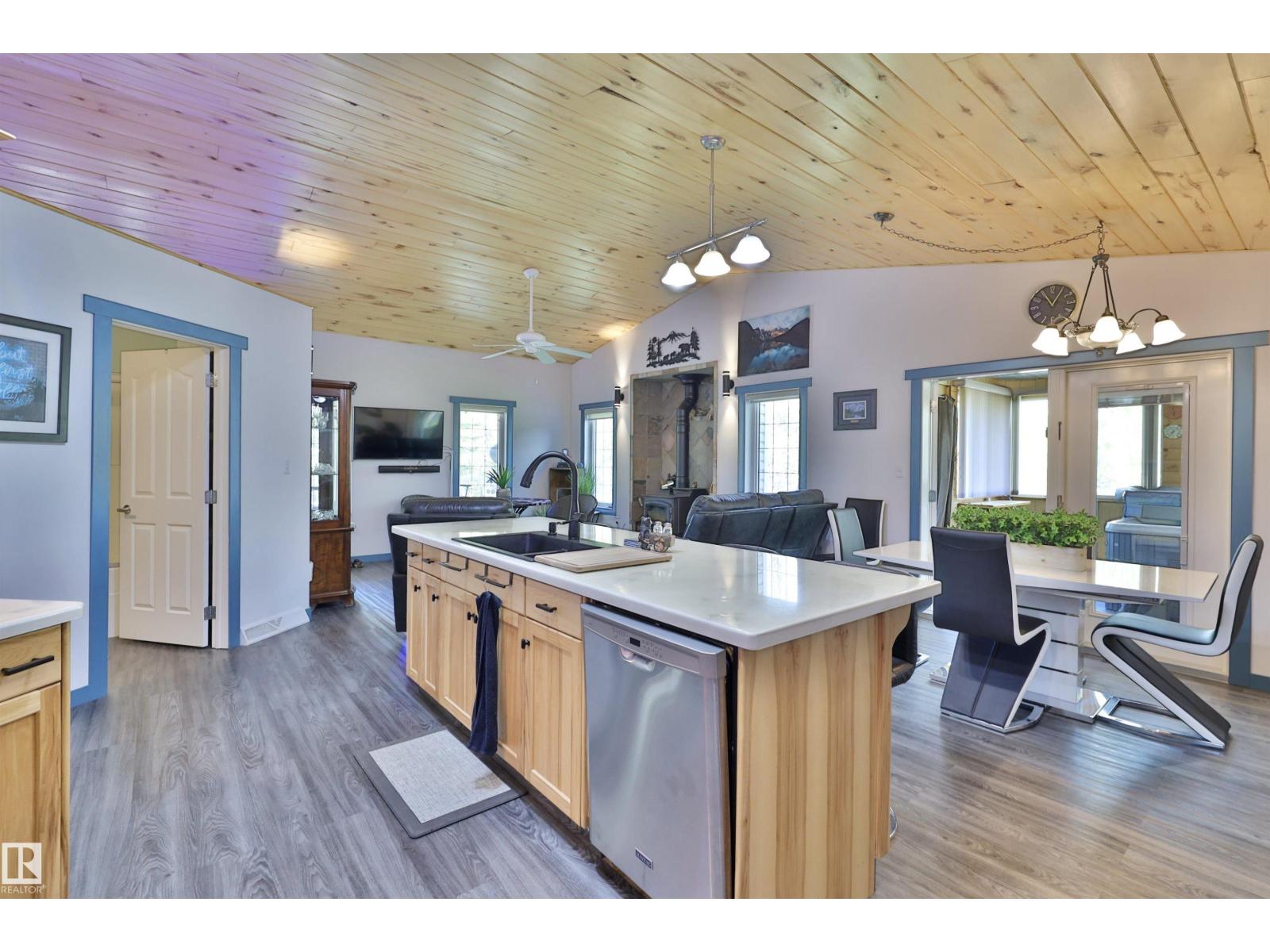 For sale: 5502 39 ST, Rural Wetaskiwin County, Alberta T0C2C0