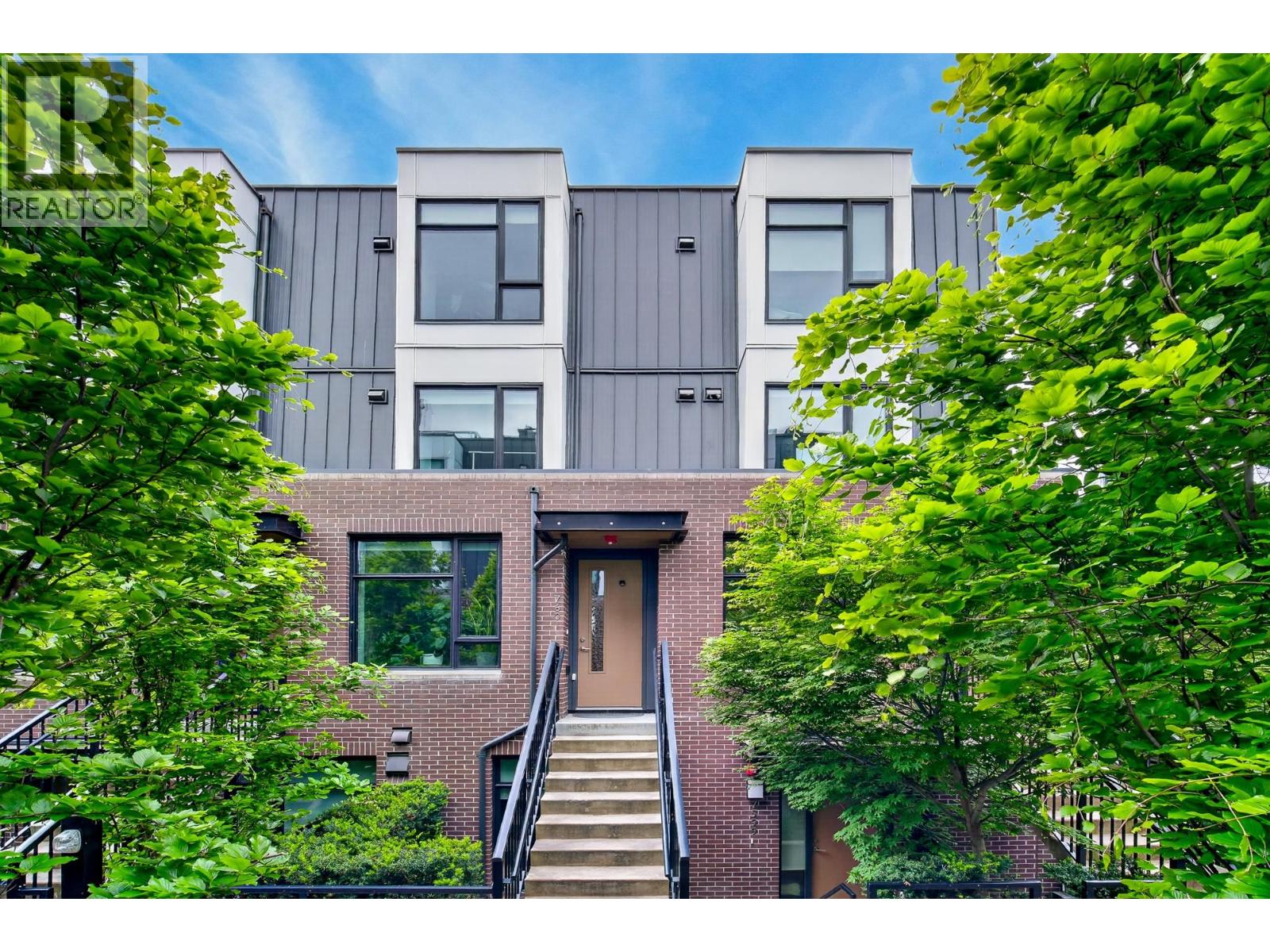7601 YUKON STREET|Vancouver, British Columbia V5X2Y4
