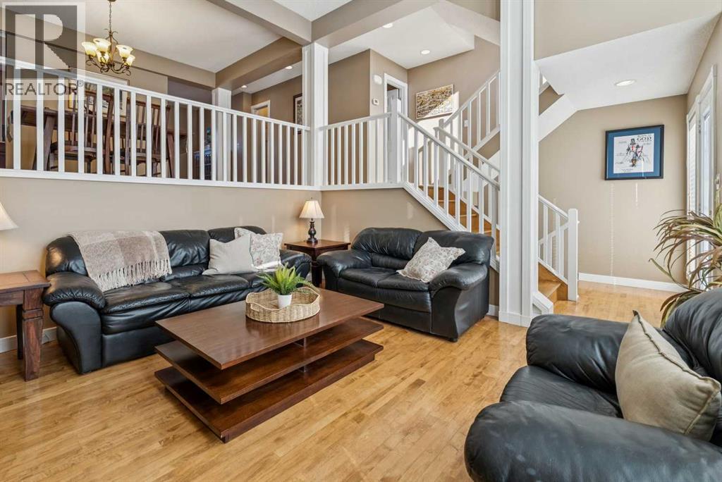 Row / Townhouse for Sale in 110 Candle Terrace SW|Calgary, Alberta T2W6G7 4
