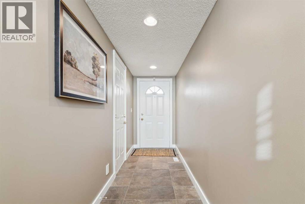 Row / Townhouse for Sale in 110 Candle Terrace SW|Calgary, Alberta T2W6G7 3