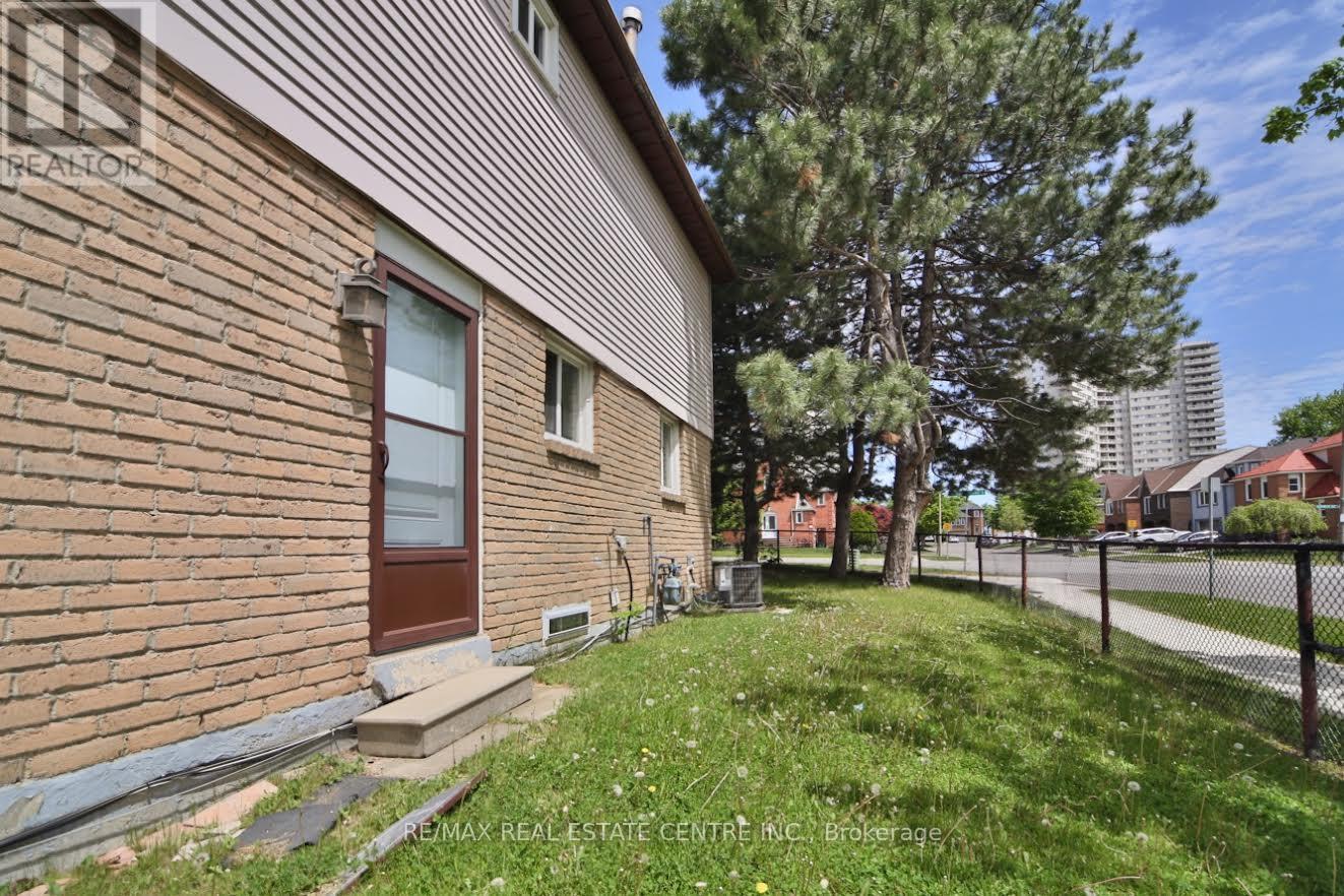 Hampton ② 要コメント For rent: 2 ROEHAMPTON CRESCENT, Brampton (Brampton South