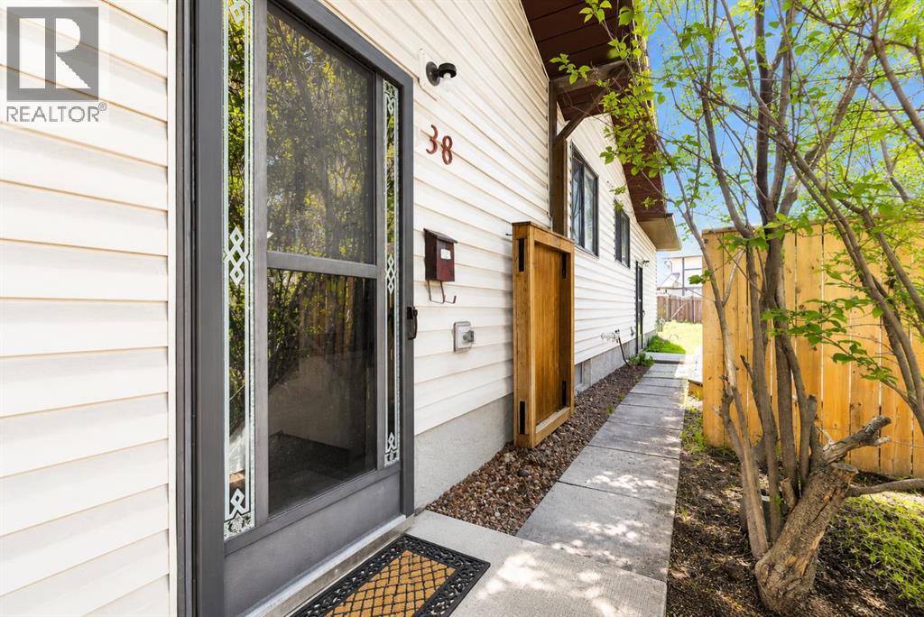 Duplex for Sale in 138 Dalhousie Road NW|Calgary, Alberta T3A2H1