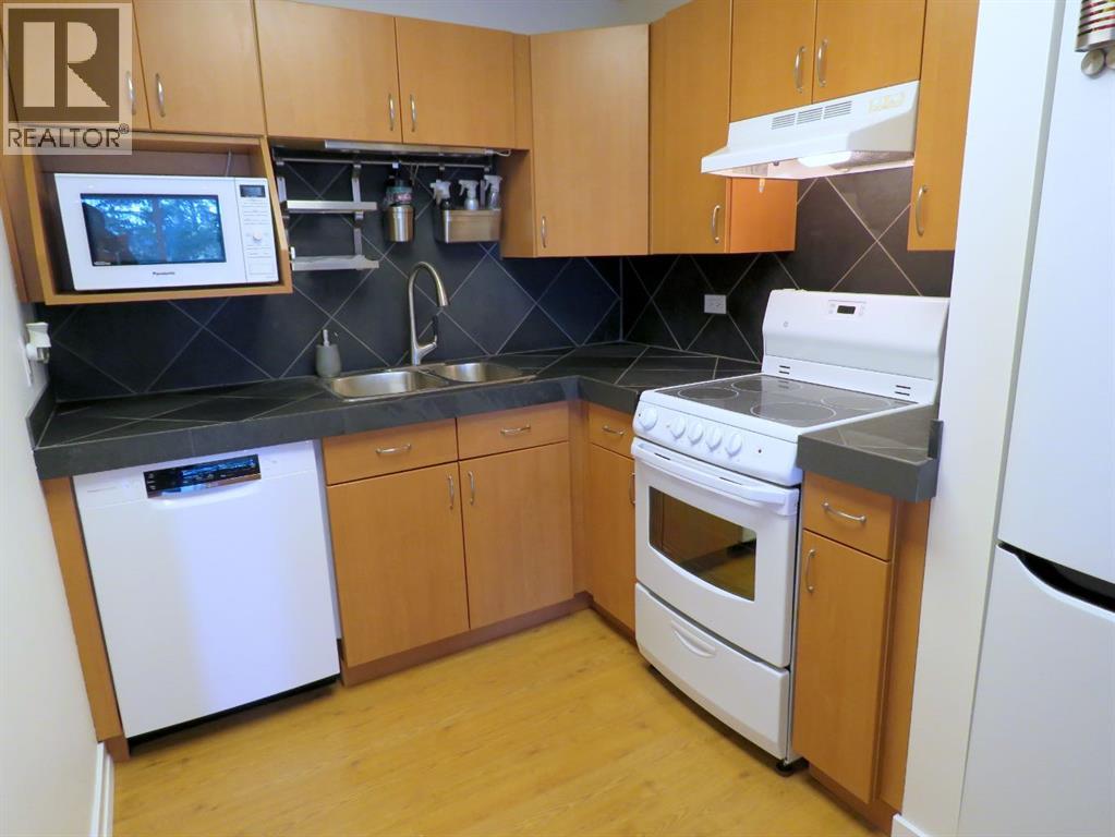 Apartment for Sale in 204, 328 Cedar Crescent SW|Calgary, Alberta T3C2Y8 4
