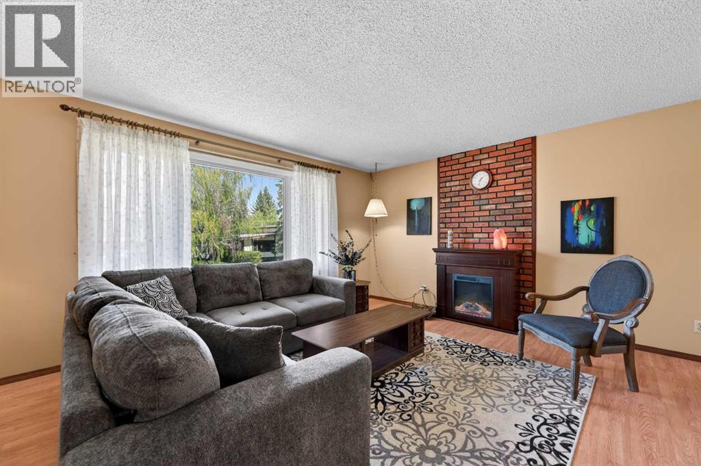 House for Sale in 3139 Oakwood Drive SW|Calgary, Alberta T2V0K2 3