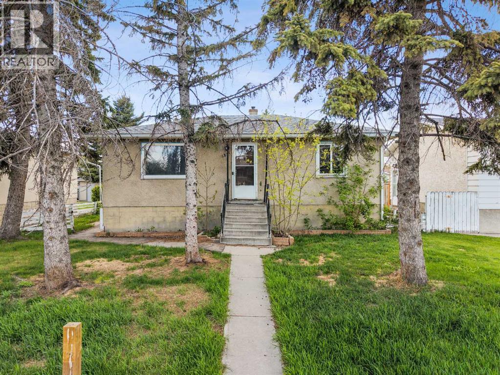House for Sale in 2211 41 Street SE|Calgary, Alberta T2B1C8 2