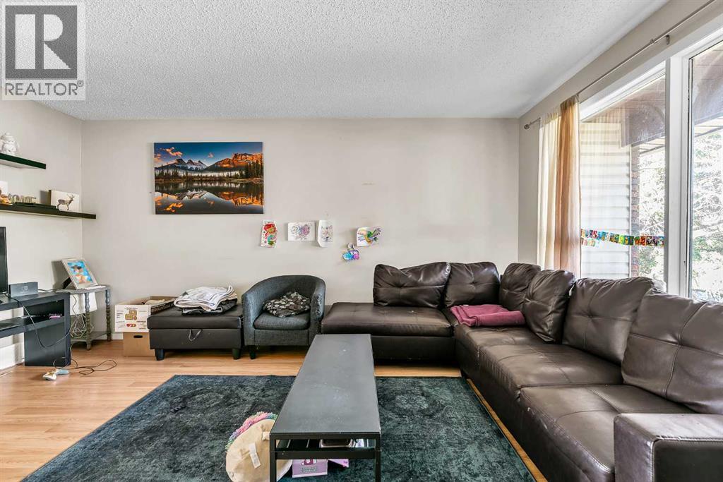 Duplex for Sale in 140 Dalhousie Road NW|Calgary, Alberta T3A2H1 3