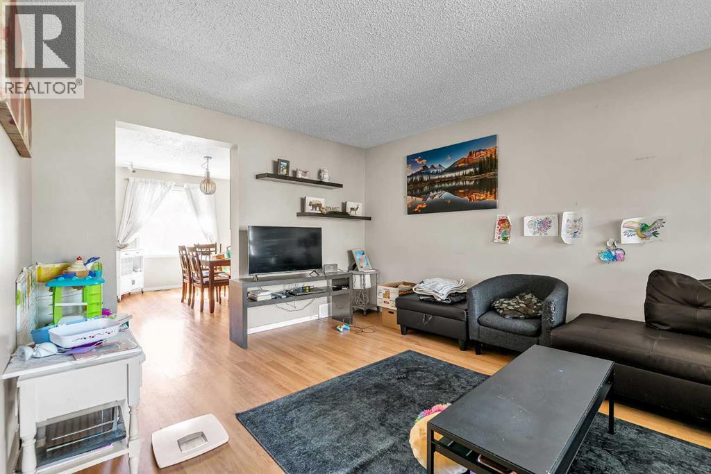 Duplex for Sale in 140 Dalhousie Road NW|Calgary, Alberta T3A2H1 4