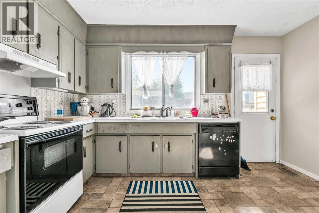 Duplex for Sale in 140 Dalhousie Road NW|Calgary, Alberta T3A2H1 5