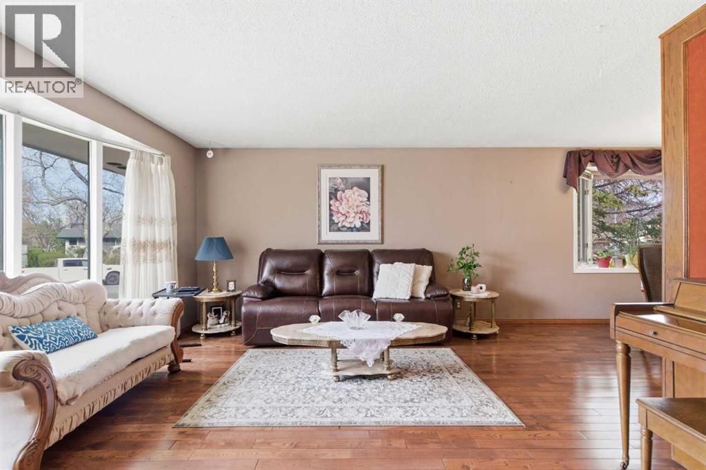 House for Sale in 6004 Lloyd Crescent SW|Calgary, Alberta T3E5V7 5
