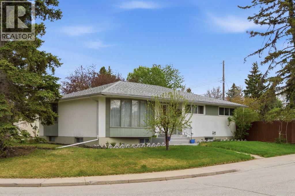House for Sale in 6004 Lloyd Crescent SW|Calgary, Alberta T3E5V7 2