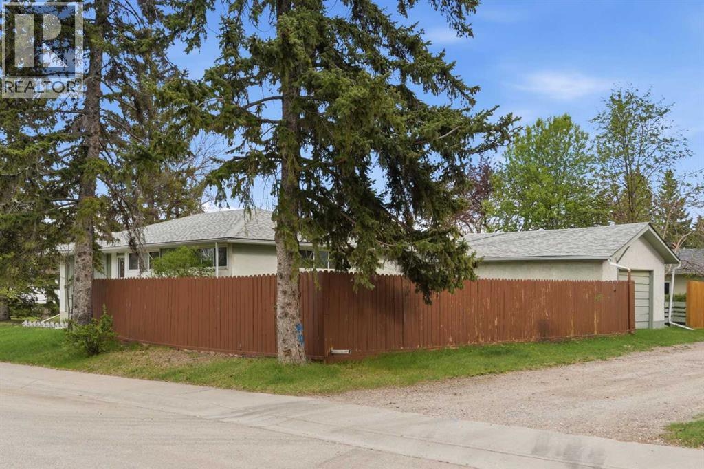 House for Sale in 6004 Lloyd Crescent SW|Calgary, Alberta T3E5V7 3