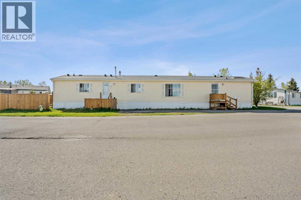Mobile Home for Sale in 300, 1101 84 Street NE|Calgary, Alberta T2A7X2 3