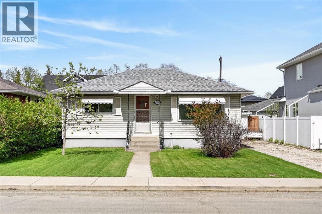 House for Sale in 2820 Cochrane Road NW|Calgary, Alberta T2M4J2