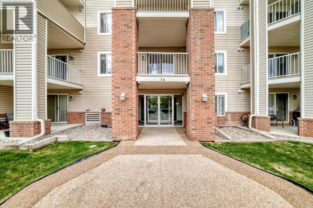 Apartment for Sale in 406, 16 Country Village Bay NE|Calgary, Alberta t3k5y9 4