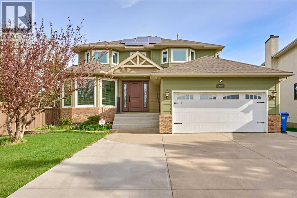 House for Sale in 252 Edgebank Circle NW|Calgary, Alberta T3A4W1