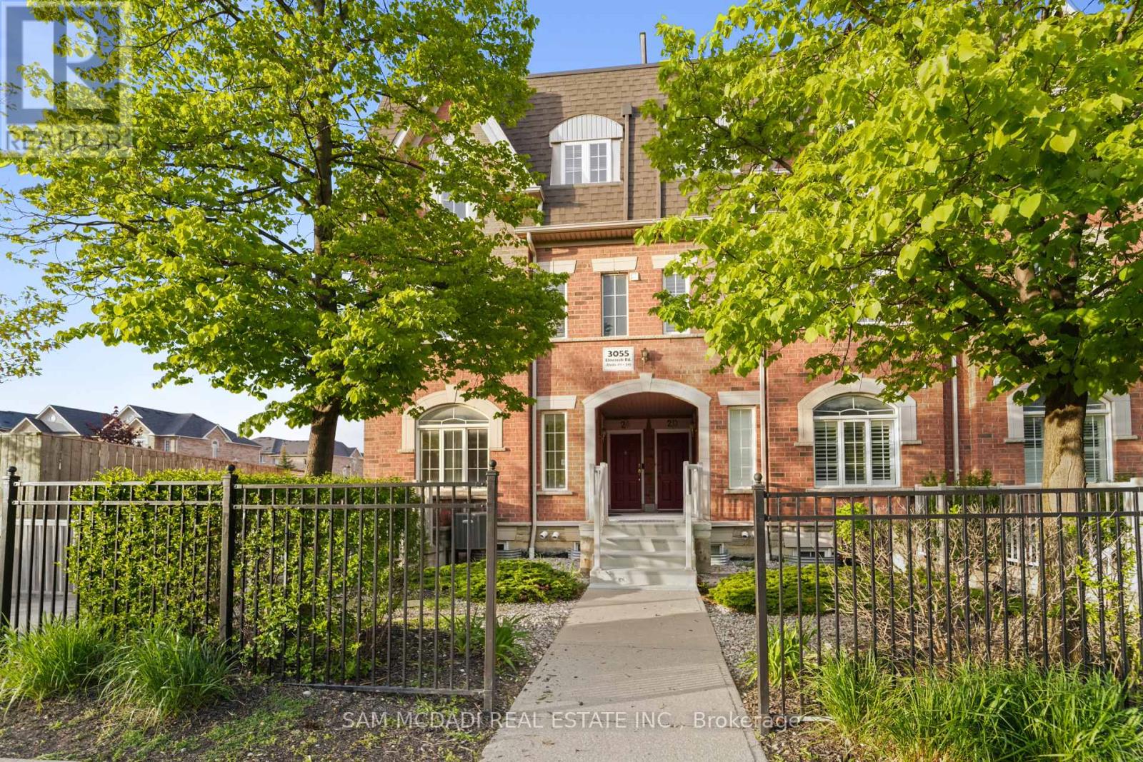 Row / Townhouse for Sale in 22 - 3055 ELMCREEK ROAD|Mississauga (Cooksville), Ontario L5B4J9