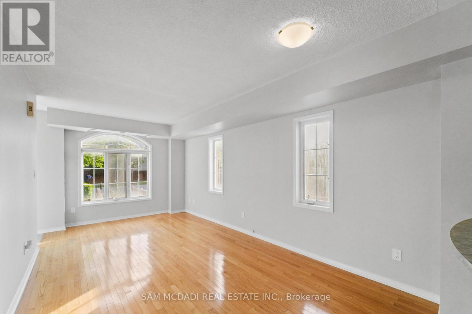 Row / Townhouse for Sale in 22 - 3055 ELMCREEK ROAD|Mississauga (Cooksville), Ontario L5B4J9 5