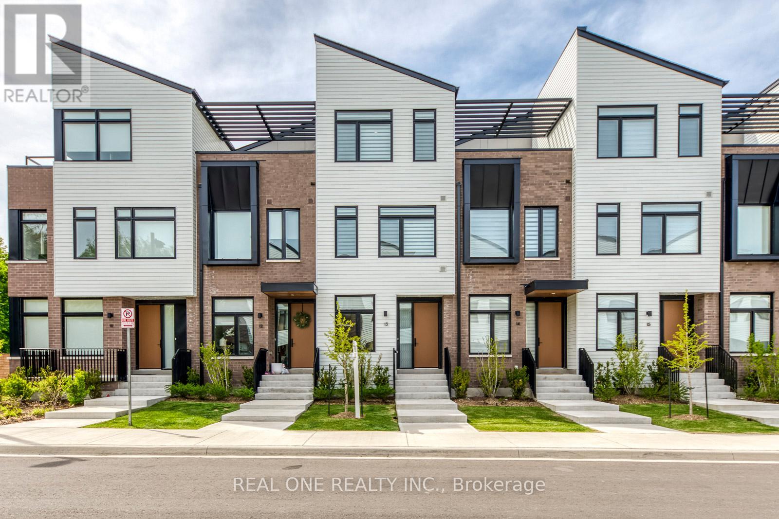Row / Townhouse for Sale in 13 - 20 LOU PARSONS WAY|Mississauga (Port Credit), Ontario L5H0B2