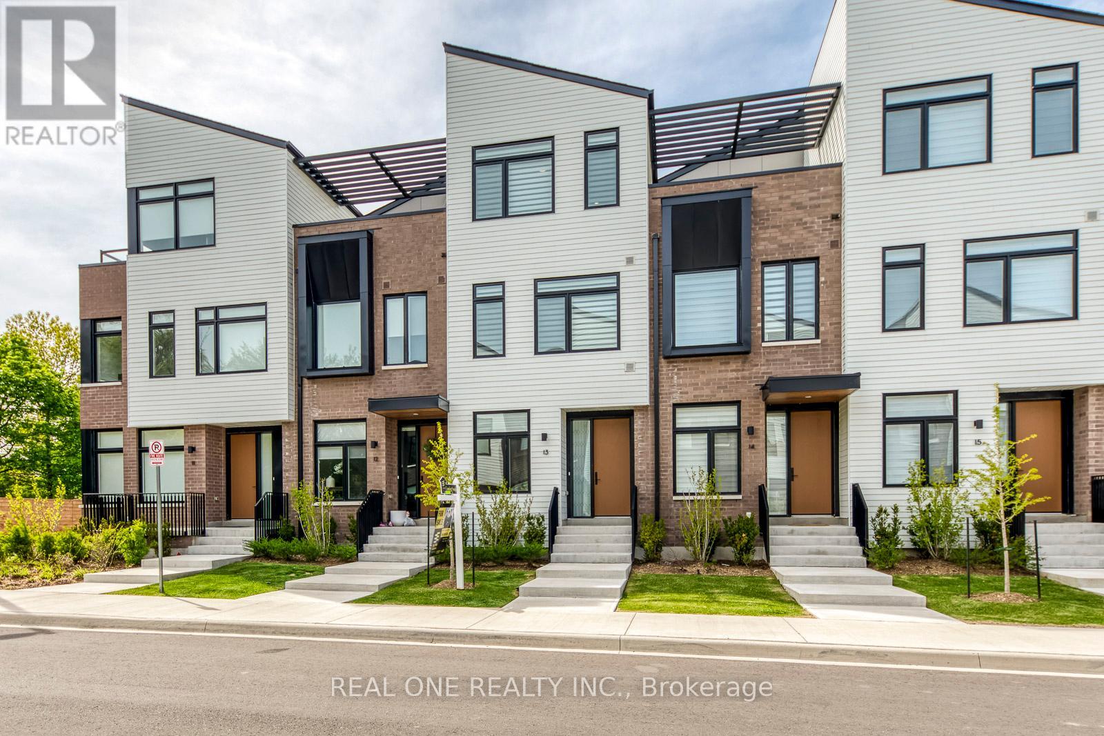 Row / Townhouse for Sale in 13 - 20 LOU PARSONS WAY|Mississauga (Port Credit), Ontario L5H0B2 2