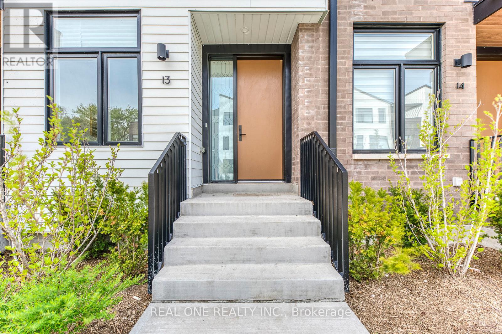 Row / Townhouse for Sale in 13 - 20 LOU PARSONS WAY|Mississauga (Port Credit), Ontario L5H0B2 3