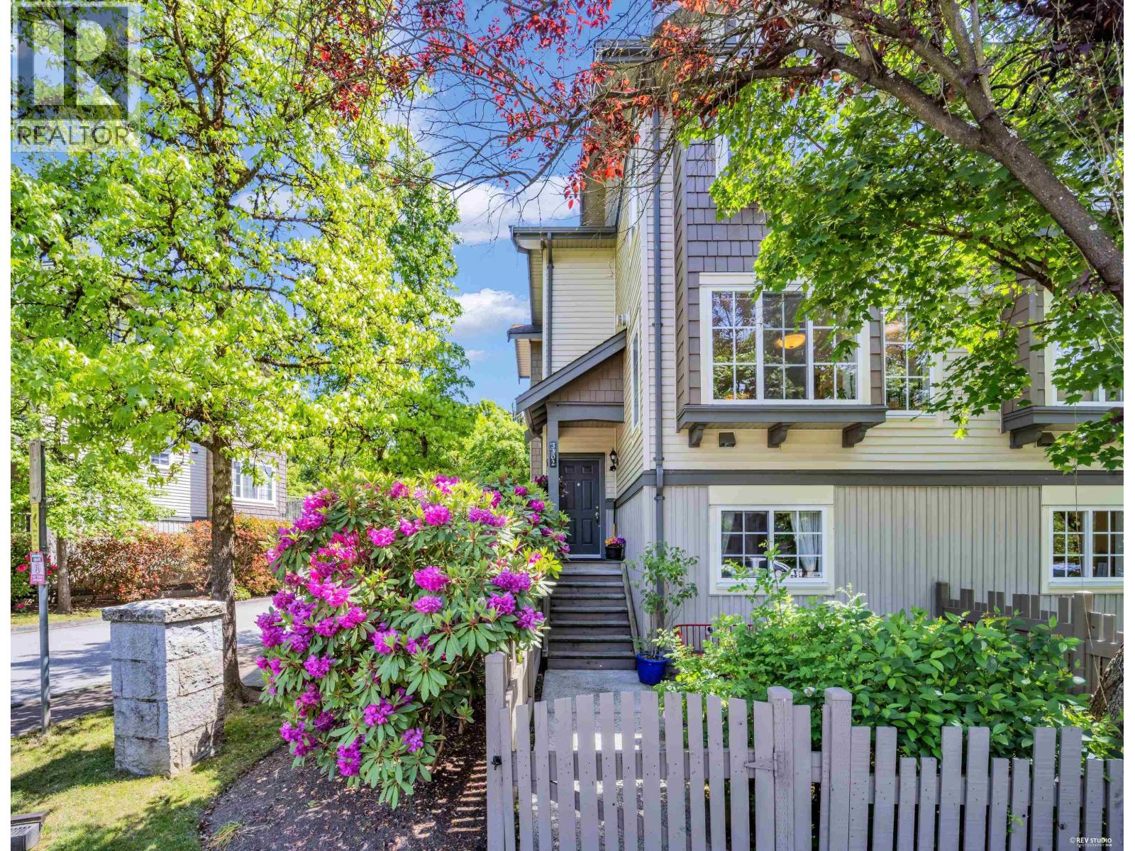 3302 NOEL DRIVE|Burnaby, British Columbia V3J1J8