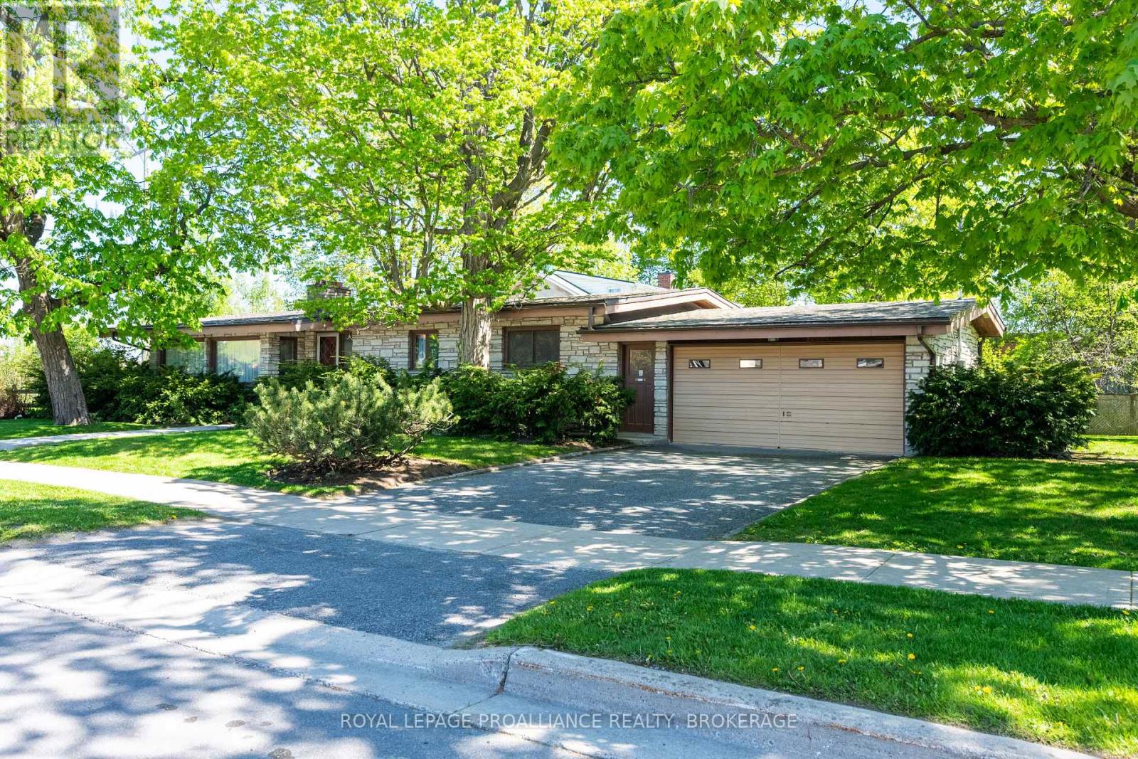 2 CHURCHILL STREET, Kingston (Central City West), Ontario K7M2K5