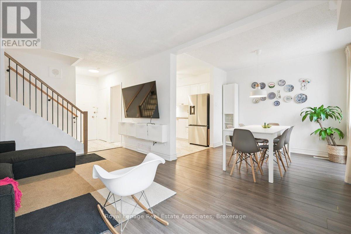 Row / Townhouse for Sale in 17 - 1230 GRIPSHOLM ROAD|Mississauga (Applewood), Ontario L4Y2G9