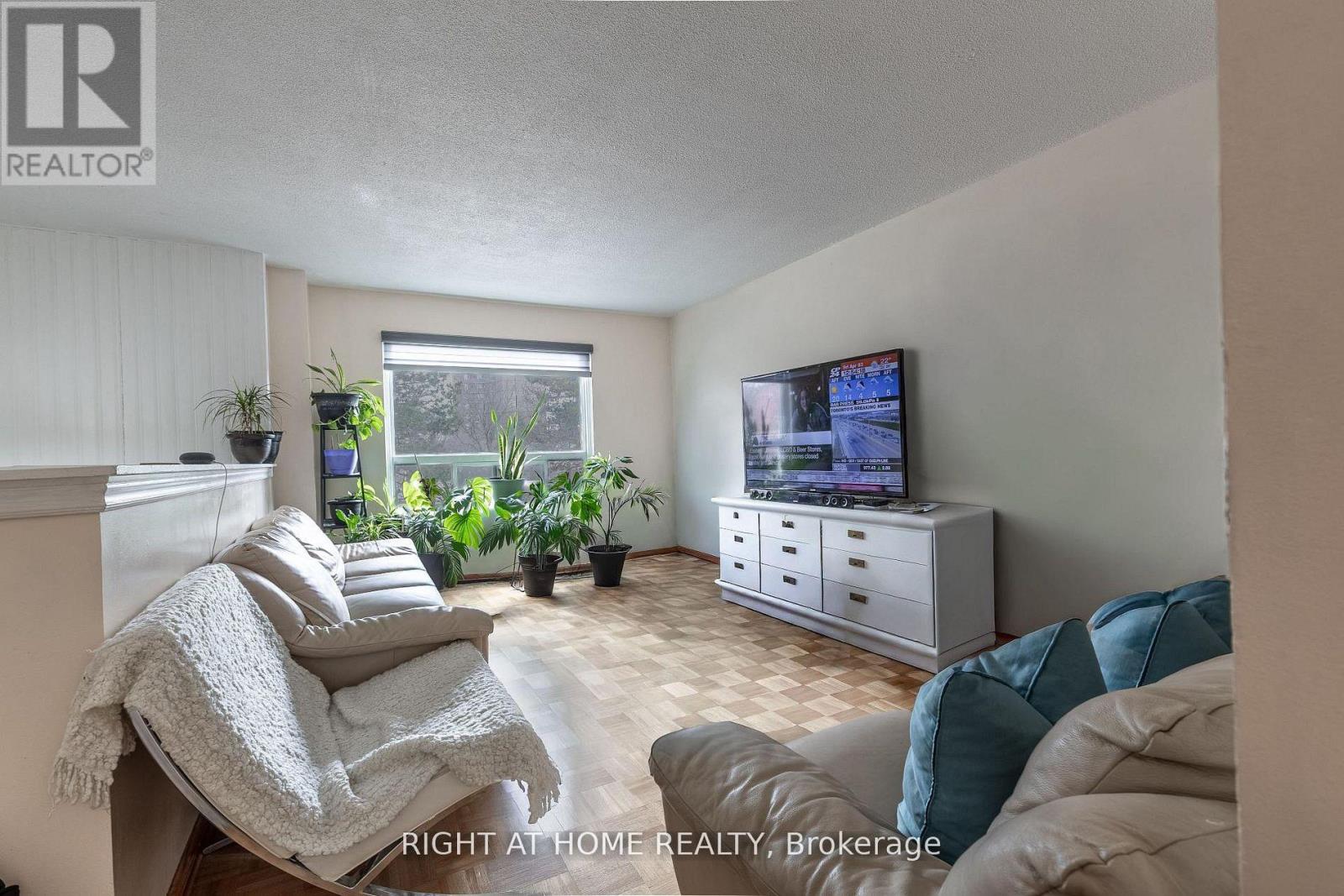 Row / Townhouse for Sale in 56 - 1221 DUNDIX ROAD|Mississauga (Applewood), Ontario L4Y3Y9 4
