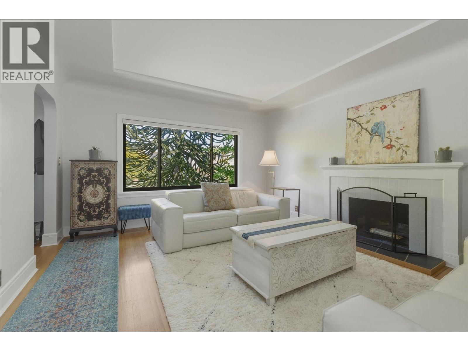 2614 PARKER STREET|Vancouver, British Columbia V5K2T4