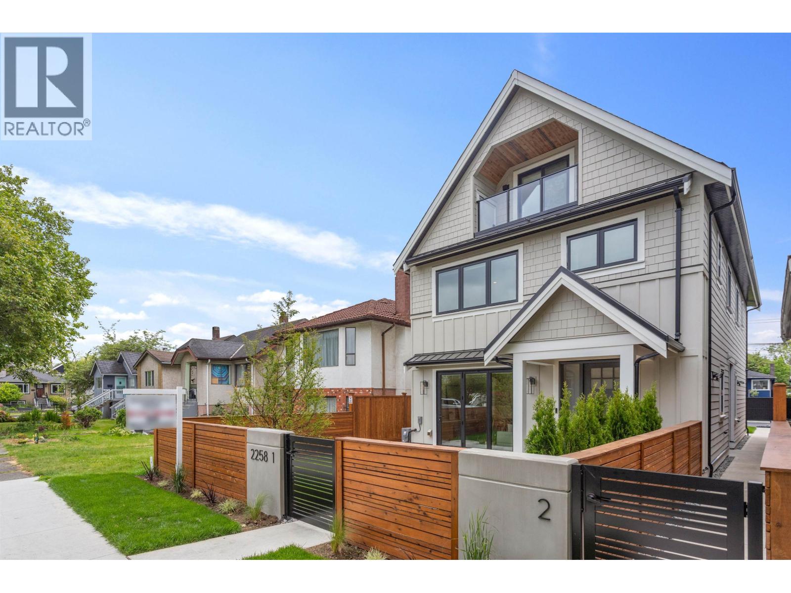 2 2258 NAPIER STREET|Vancouver, British Columbia V5L2P2