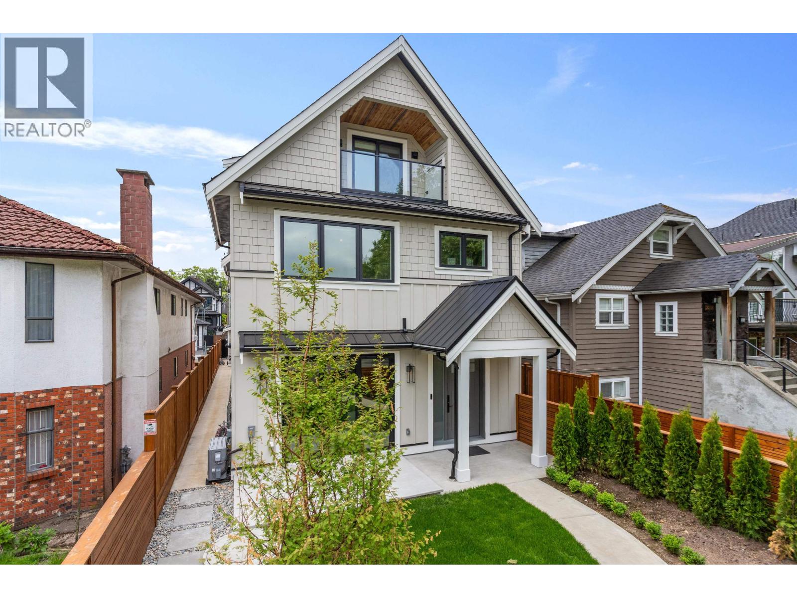 1 2258 NAPIER STREET|Vancouver, British Columbia V5L2P2