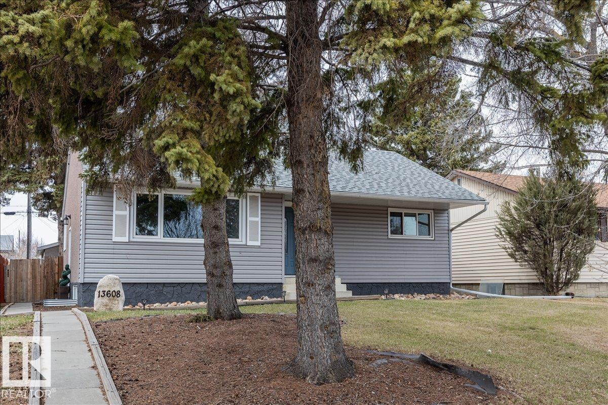 For sale: 13608 137 ST NW, Edmonton, Alberta T5L2B3 - E4489862