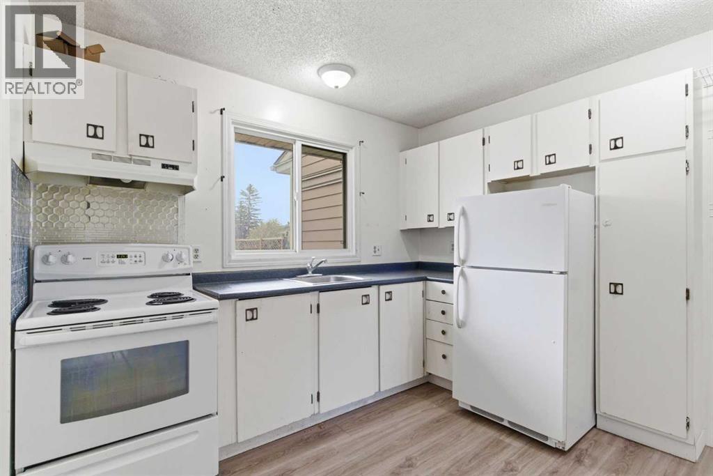 Row / Townhouse for Sale in 804 Madeira Drive NE|Calgary, Alberta T2A7B7 4