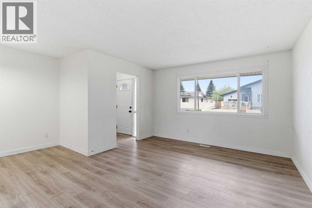 Row / Townhouse for Sale in 804 Madeira Drive NE|Calgary, Alberta T2A7B7 2