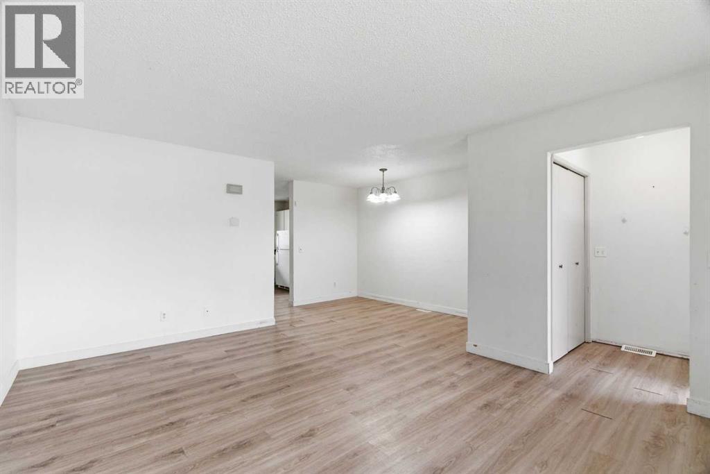 Row / Townhouse for Sale in 804 Madeira Drive NE|Calgary, Alberta T2A7B7 3