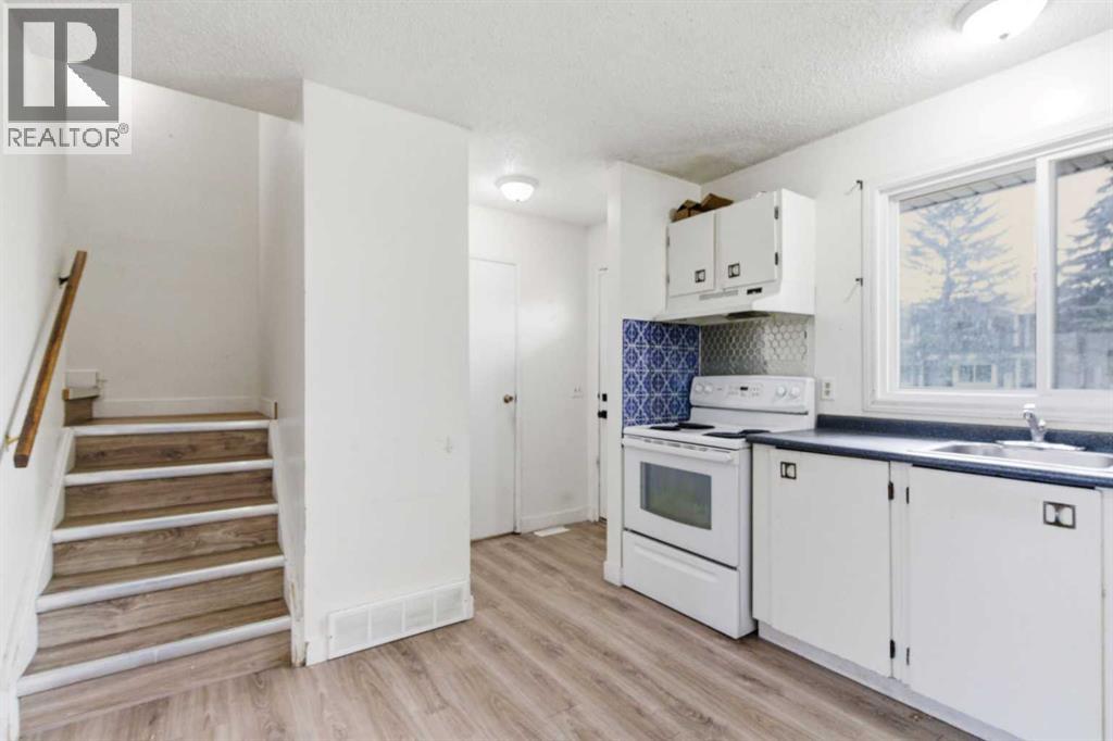 Row / Townhouse for Sale in 804 Madeira Drive NE|Calgary, Alberta T2A7B7 5