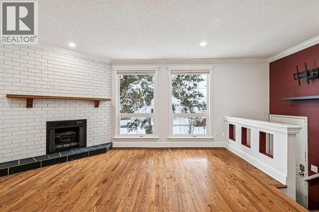 Duplex for Sale in 131 Woodglen Way SW|Calgary, Alberta T2W4C8 3