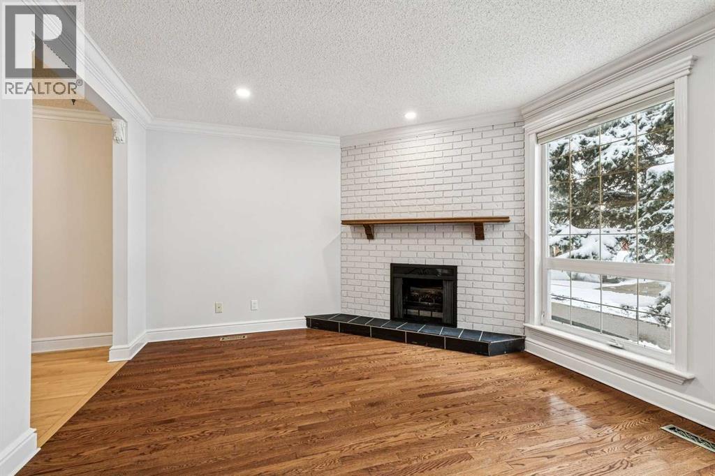 Duplex for Sale in 131 Woodglen Way SW|Calgary, Alberta T2W4C8 4