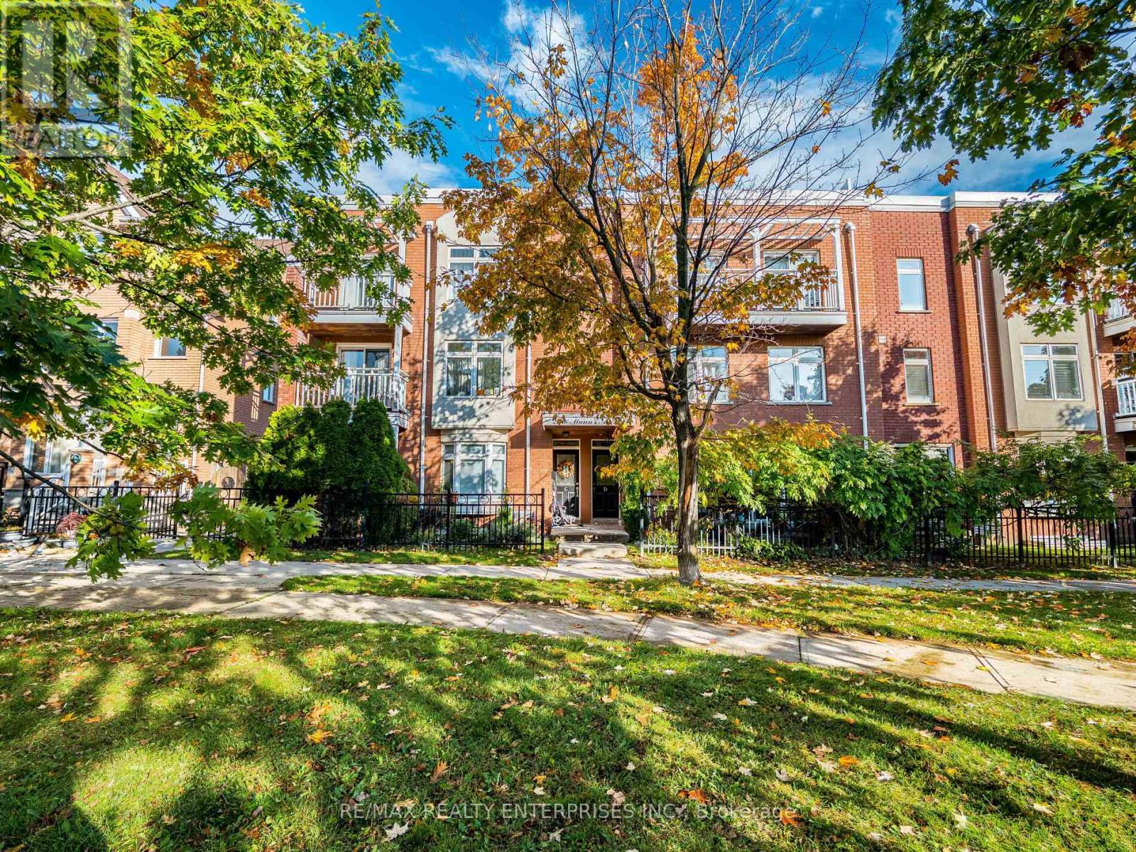 Row / Townhouse for Sale in 2386 MUNNS AVENUE E|Oakville (RO River Oaks), Ontario L6H6G9