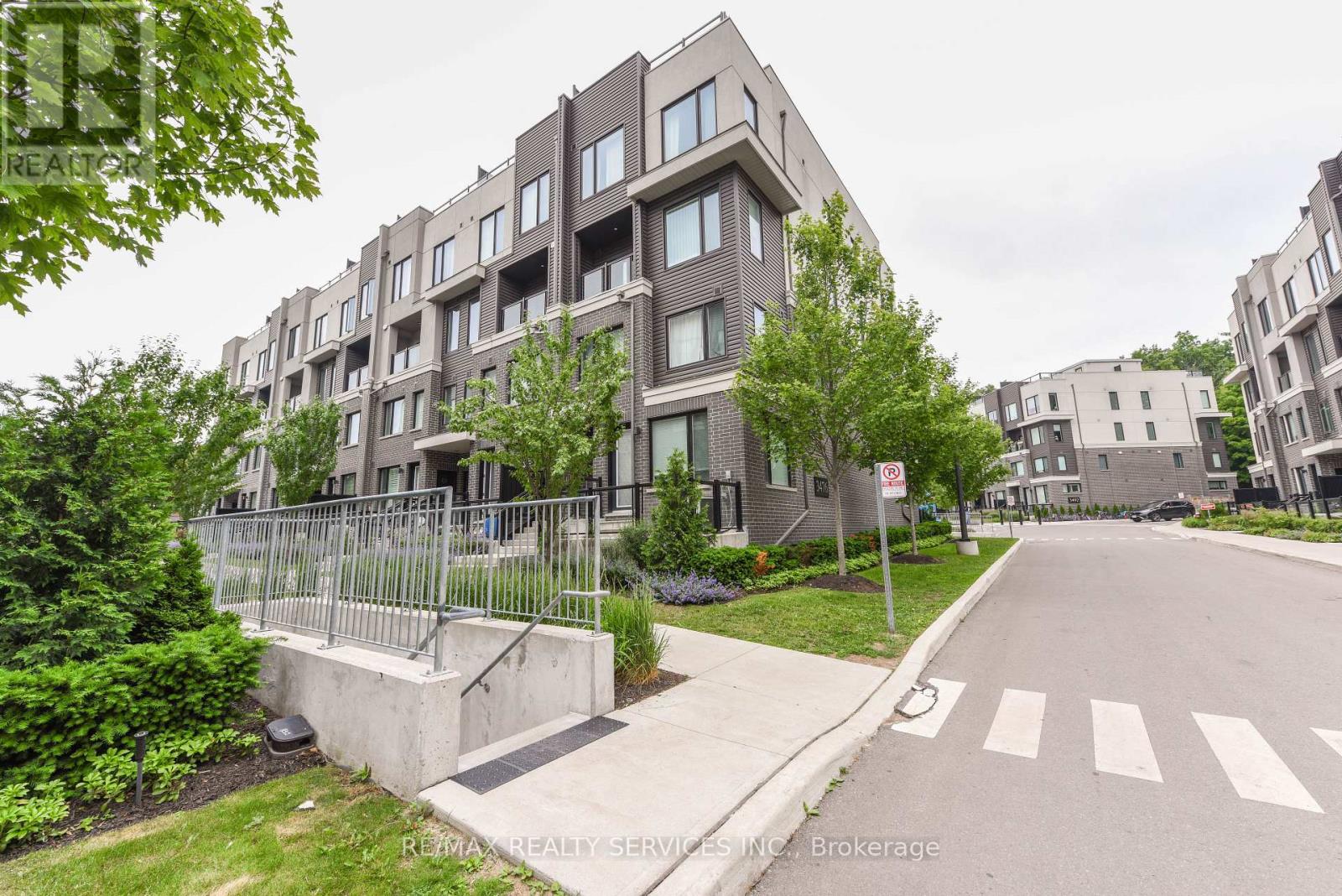 Row / Townhouse for Sale in 8 - 3476 WIDDICOMBE WAY|Mississauga (Erin Mills), Ontario L5L0B8