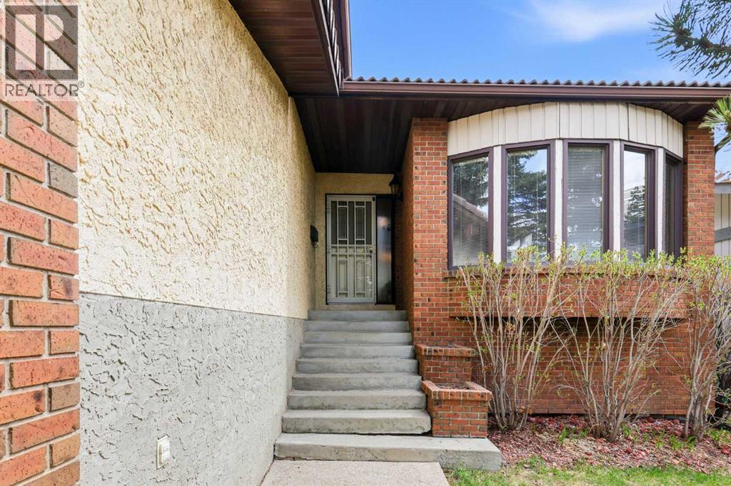 House for Sale in 149 Edgehill Drive NW|Calgary, Alberta T3A2W5 2