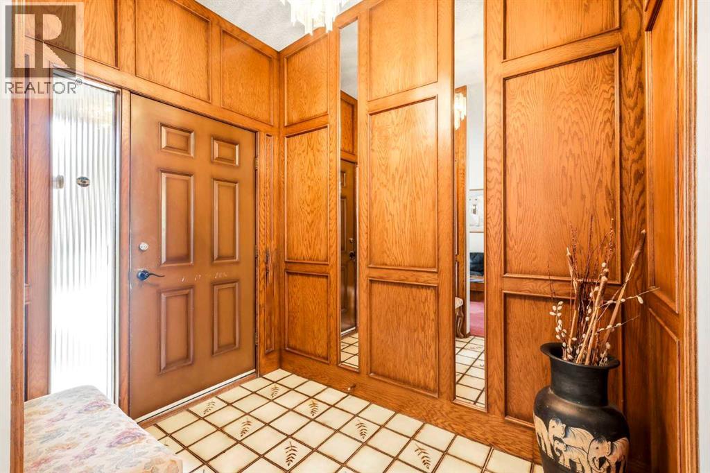 House for Sale in 149 Edgehill Drive NW|Calgary, Alberta T3A2W5 3