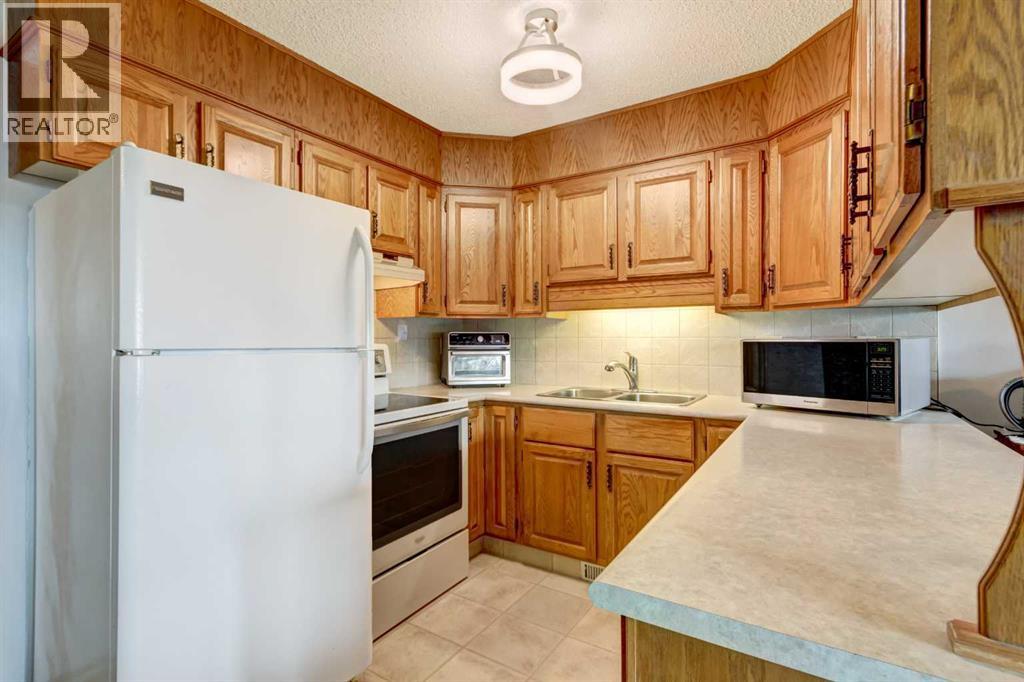 Row / Townhouse for Sale in 30, 118 Strathcona Road SW|Calgary, Alberta T3H1P3 4