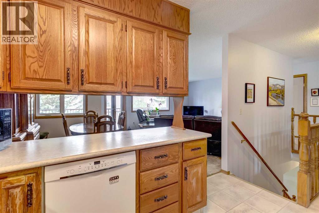 Row / Townhouse for Sale in 30, 118 Strathcona Road SW|Calgary, Alberta T3H1P3 5
