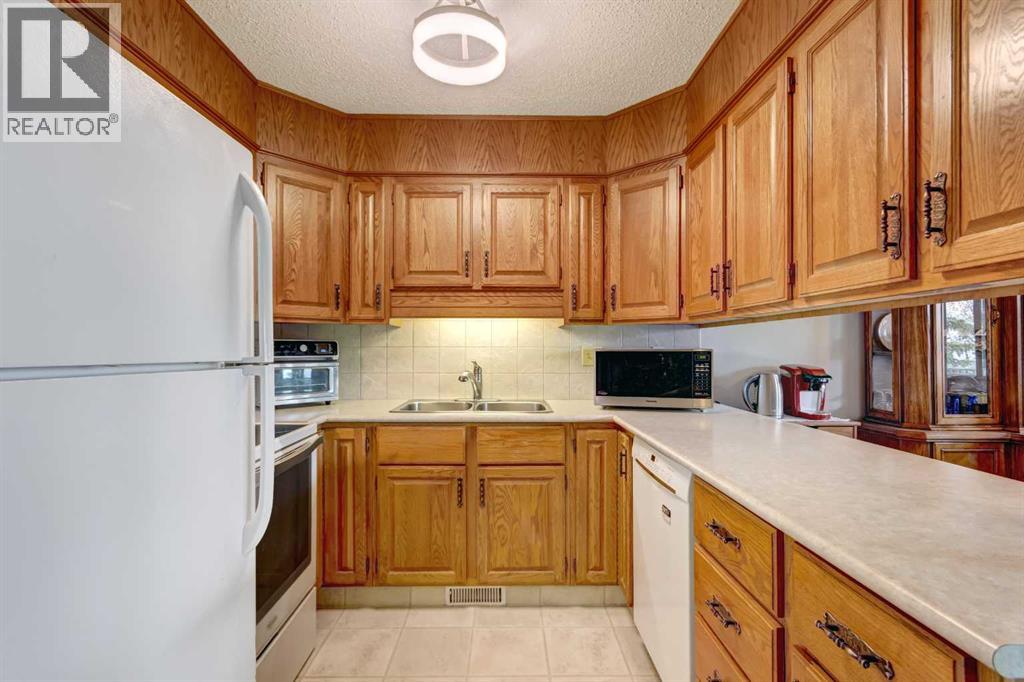 Row / Townhouse for Sale in 30, 118 Strathcona Road SW|Calgary, Alberta T3H1P3 3
